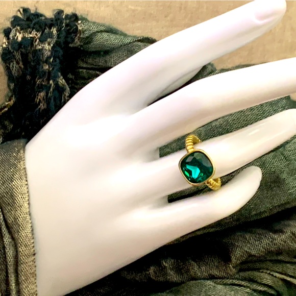 Heidi Daus®"Ring It Up" Crystal Square Ring Green Size 6 NIB - Picture 3 of 8